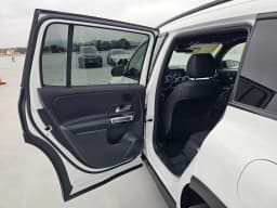 Mercedes-Benz GLB GLB 250 SUV 2026 — side view