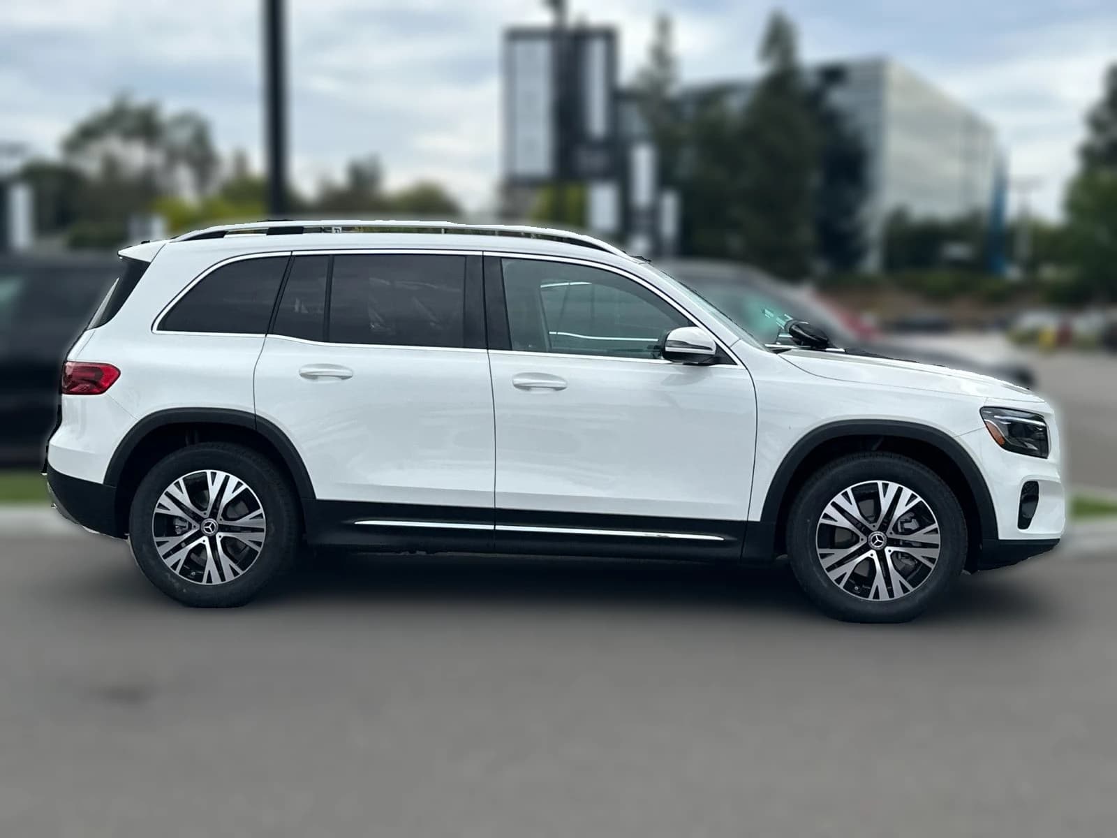 Mercedes-Benz GLB GLB 250 SUV 2026 — side view