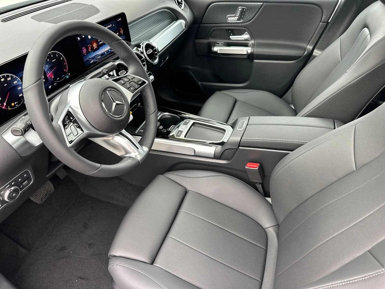 Mercedes-Benz GLB GLB 250 SUV 2026 — side view