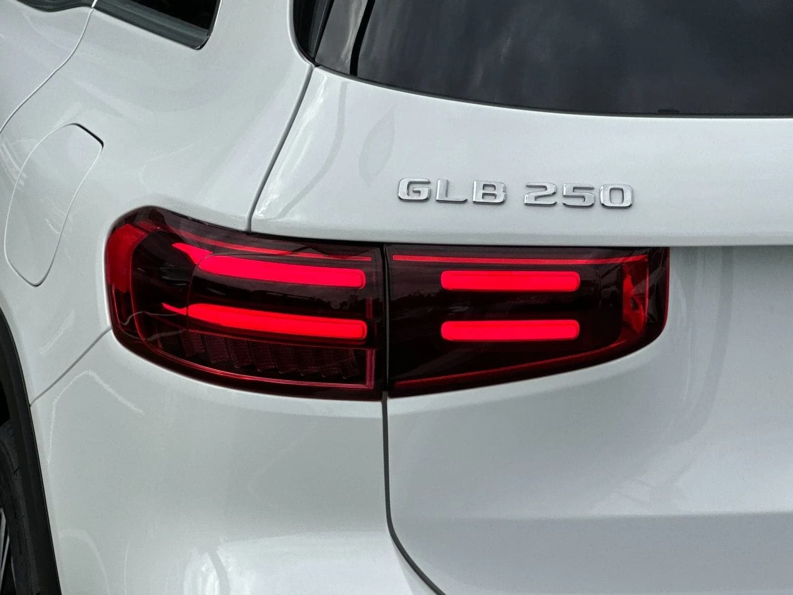 Mercedes-Benz GLB GLB 250 SUV 2026 — side view