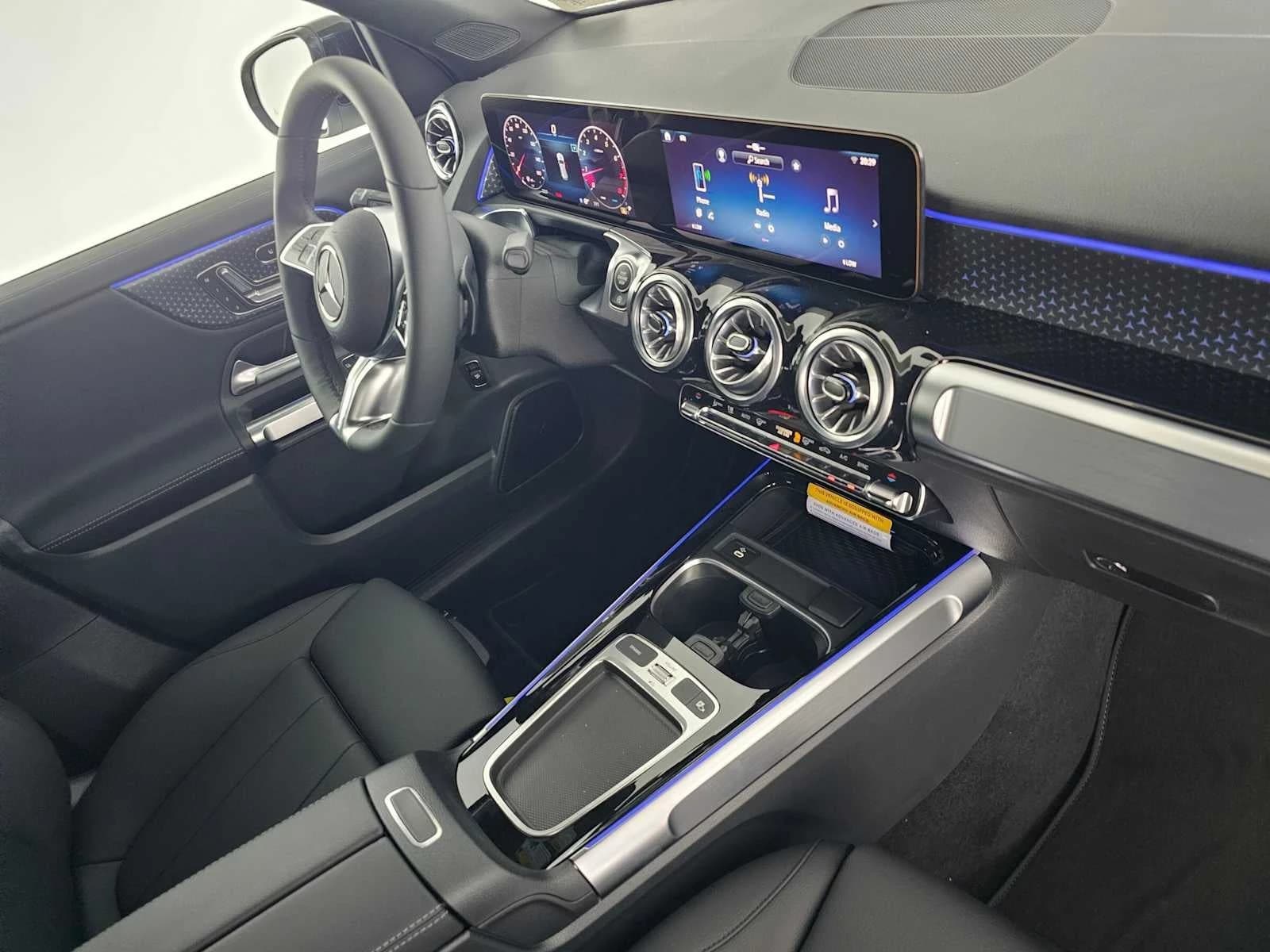 Mercedes-Benz GLB GLB 250 SUV 2026 — side view