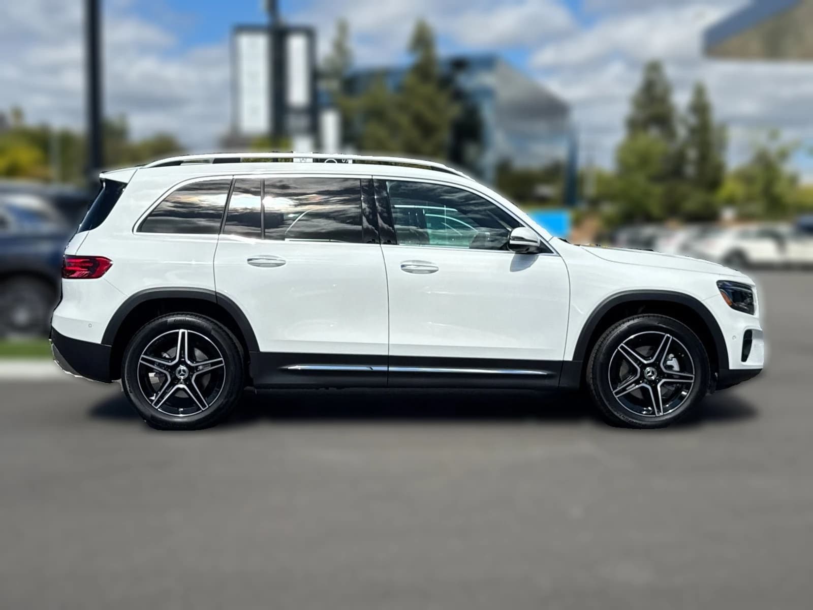 Mercedes-Benz GLB GLB 250 4MATIC SUV 2026 — side view