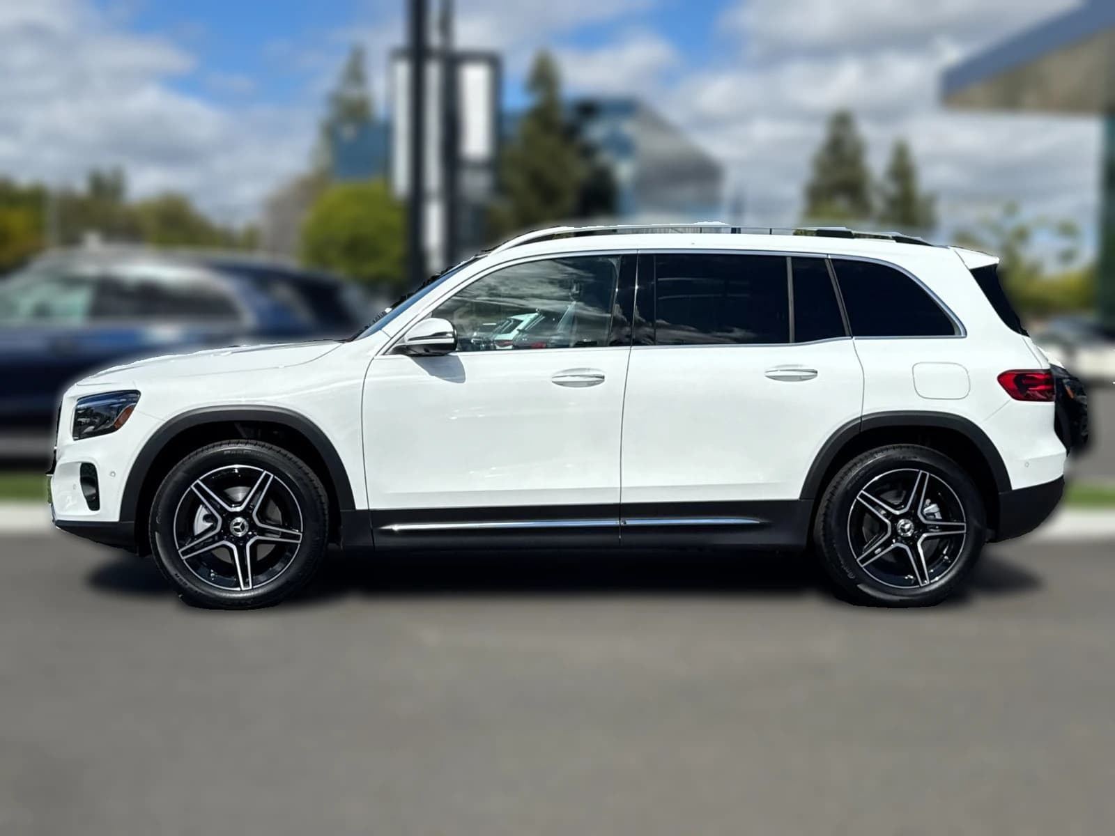 Mercedes-Benz GLB GLB 250 4MATIC SUV 2026 — side view