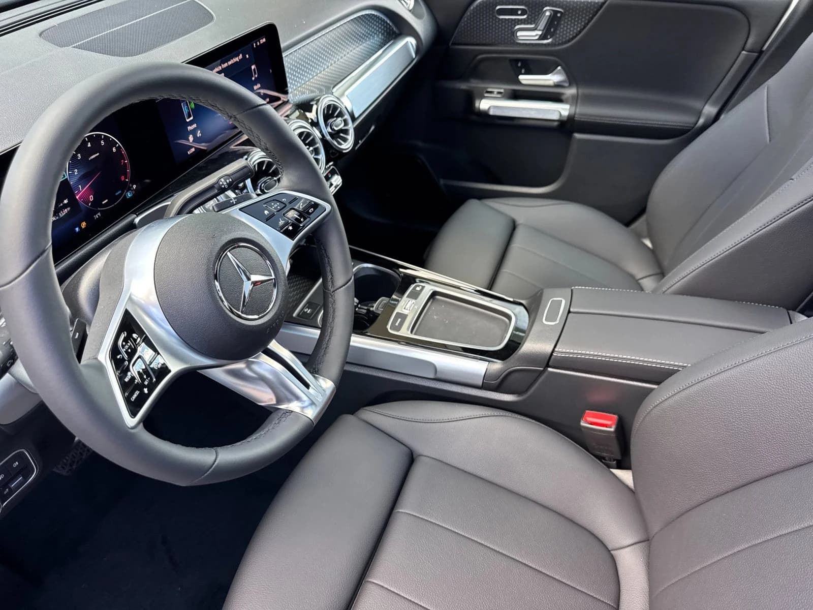 Mercedes-Benz GLB GLB 250 4MATIC SUV 2026 — side view