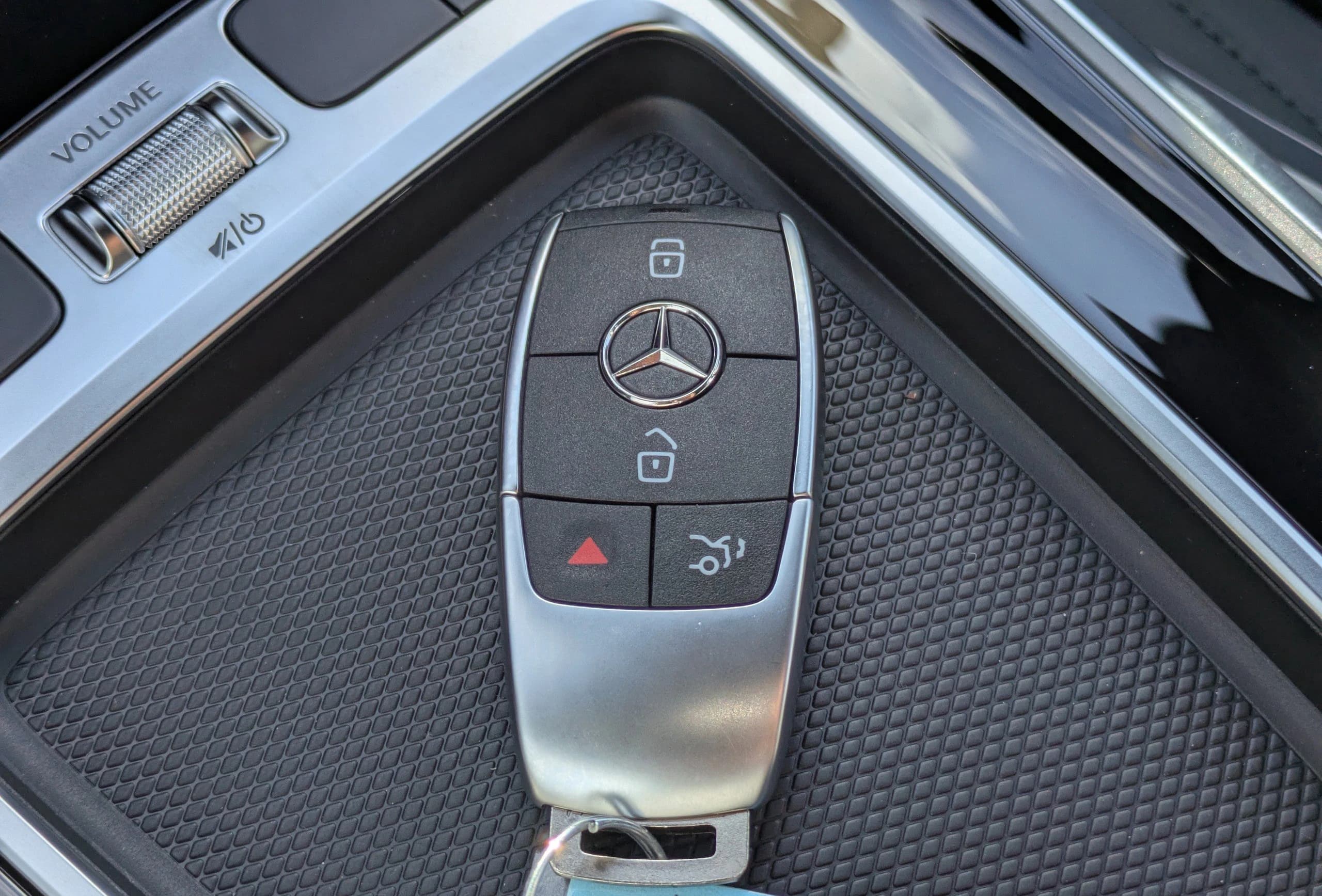 Mercedes-Benz GLB GLB 250 4MATIC SUV 2026 — side view