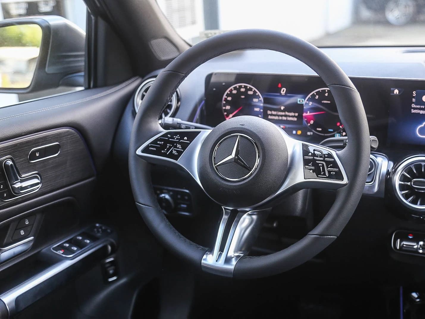 Mercedes-Benz GLB GLB 250 4MATIC SUV 2026 — side view