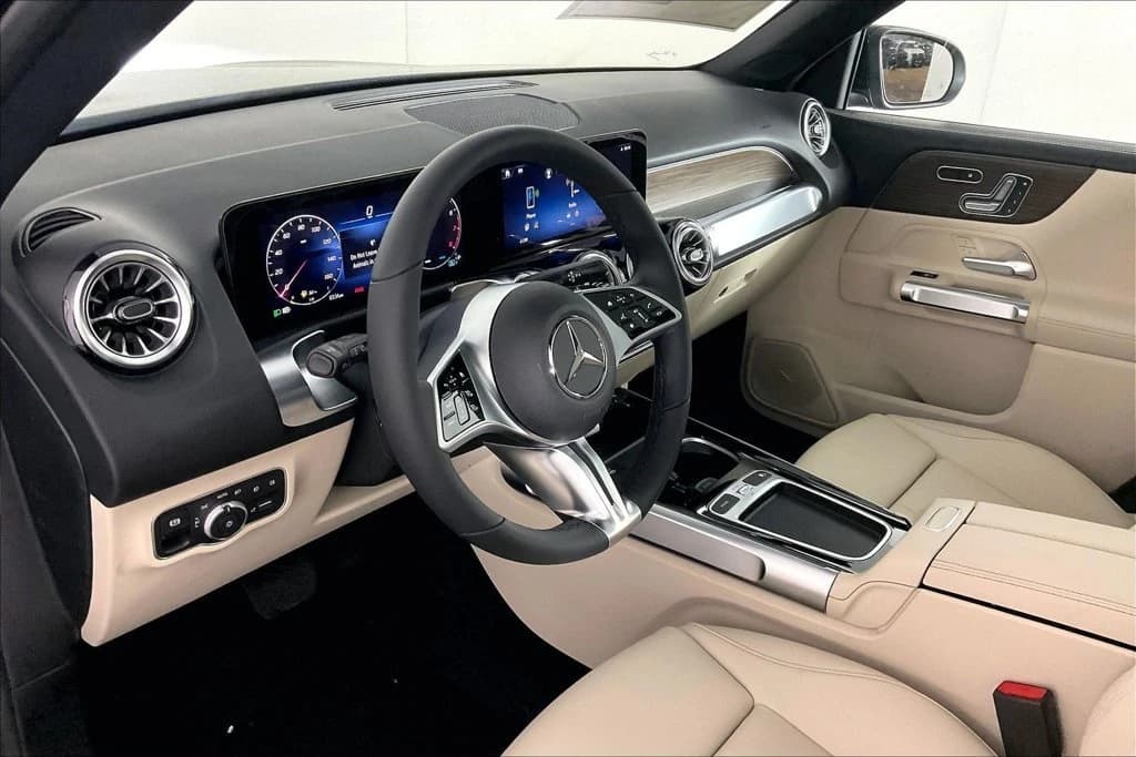 Mercedes-Benz GLB GLB 250 4MATIC SUV 2026 — side view