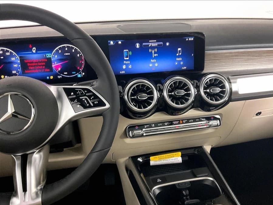Mercedes-Benz GLB GLB 250 4MATIC SUV 2026 — side view