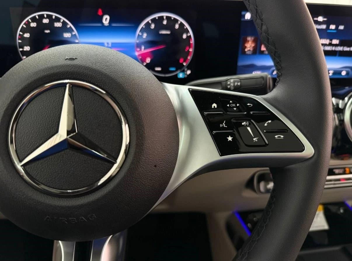 Mercedes-Benz GLB GLB 250 4MATIC SUV 2026 — side view