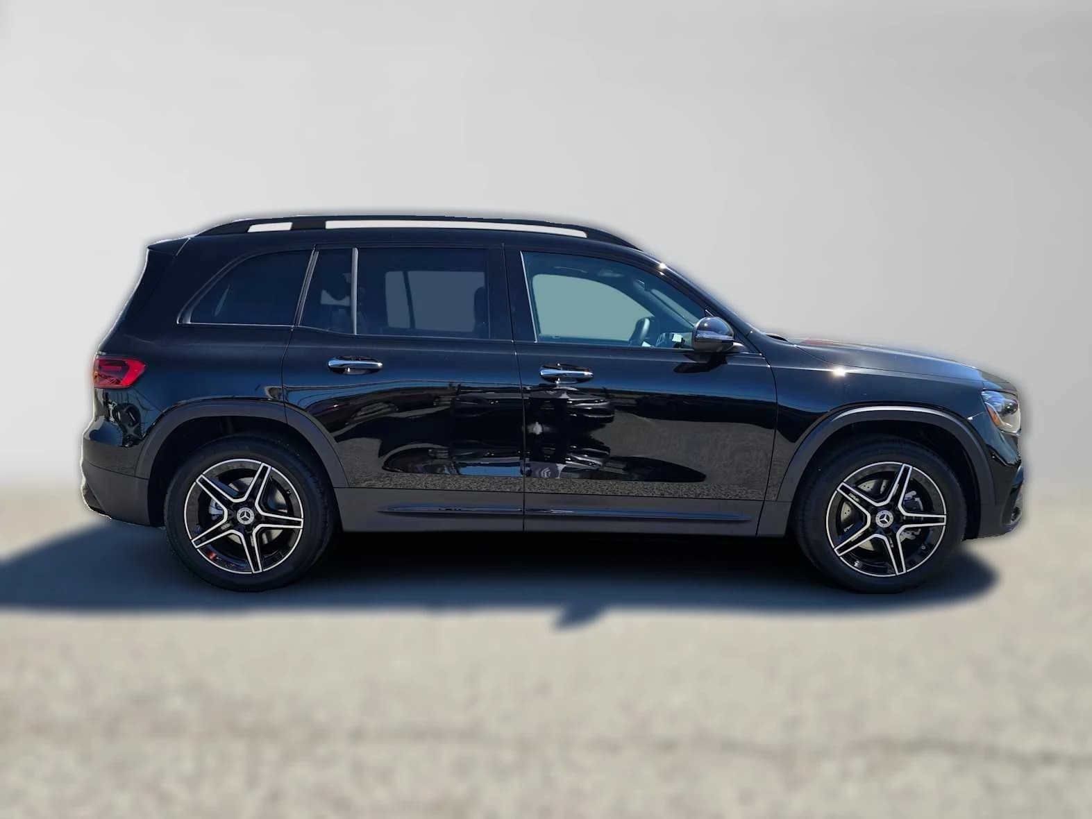 Mercedes-Benz GLB GLB 250 4MATIC SUV 2026 — side view