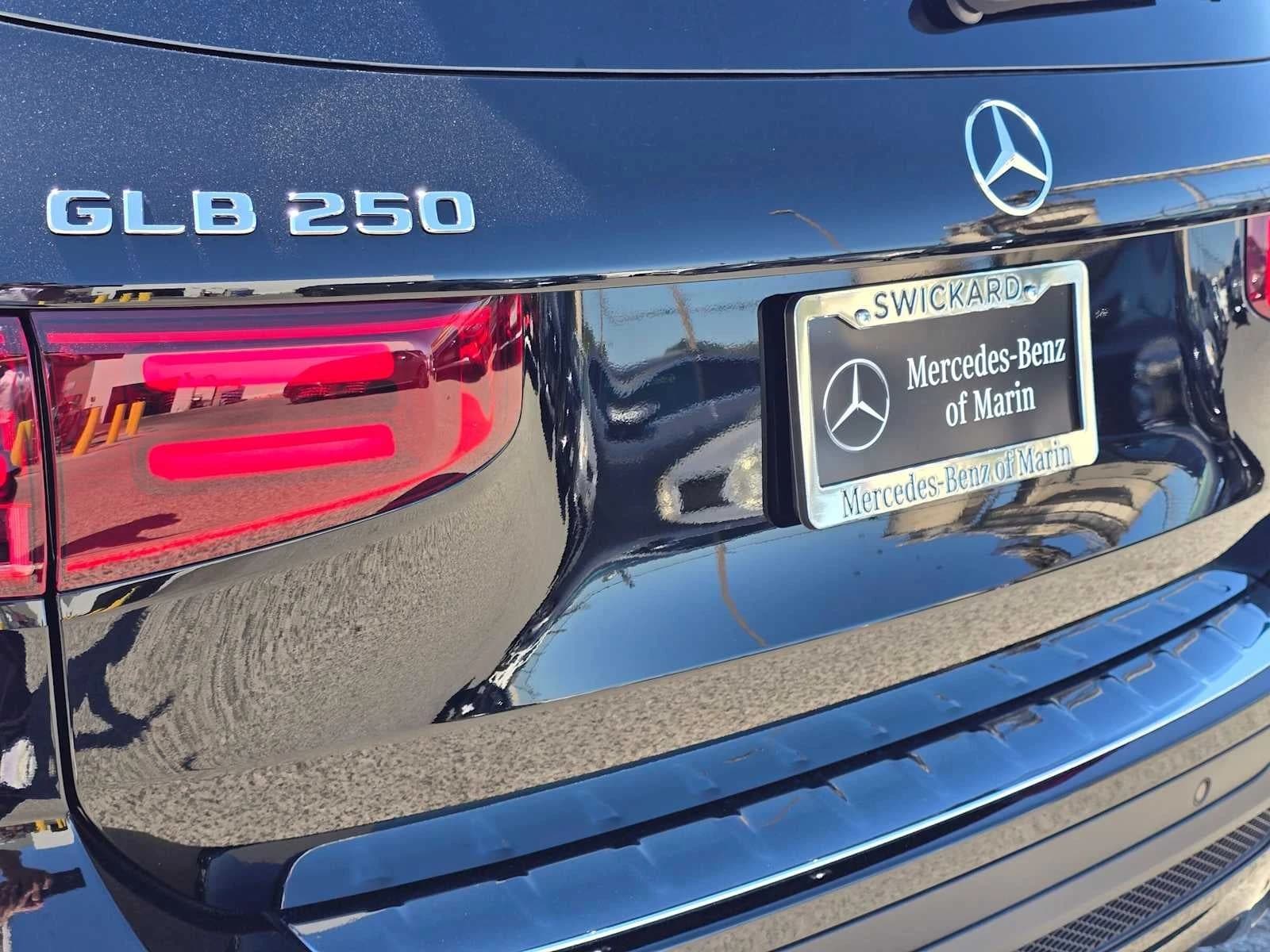 Mercedes-Benz GLB GLB 250 4MATIC SUV 2026 — side view