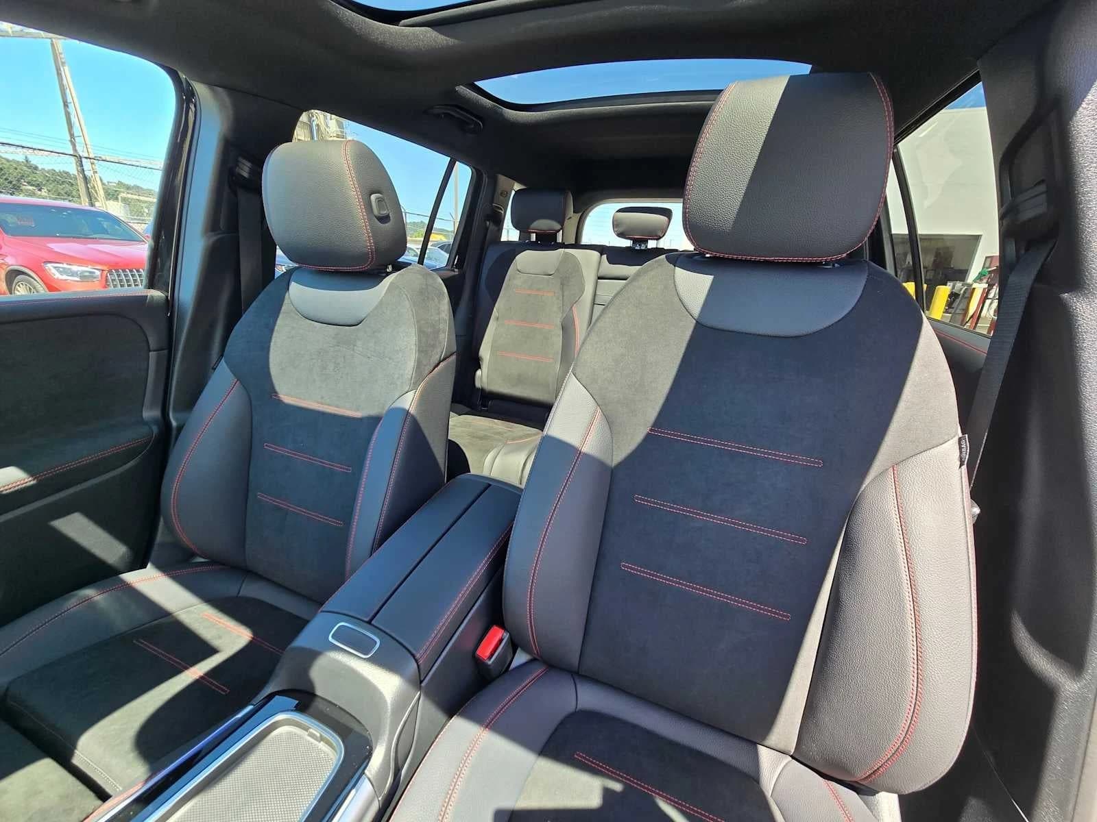 Mercedes-Benz GLB GLB 250 4MATIC SUV 2026 — side view