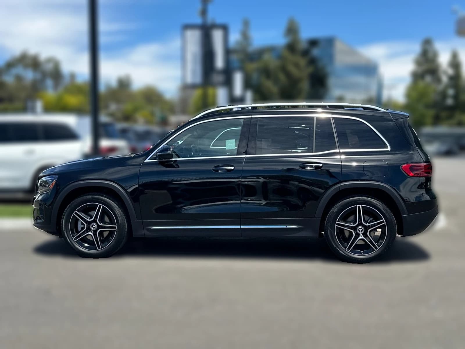 Mercedes-Benz GLB GLB 250 4MATIC SUV 2026 — side view