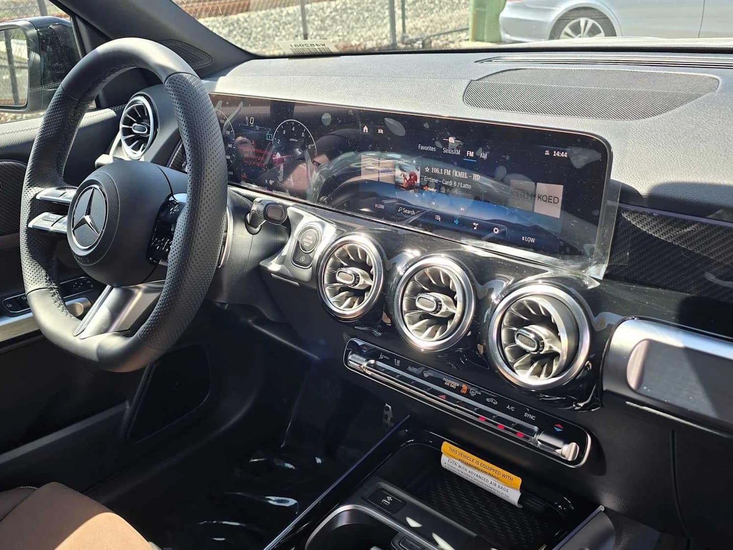Mercedes-Benz GLB GLB 250 4MATIC SUV 2026 — side view