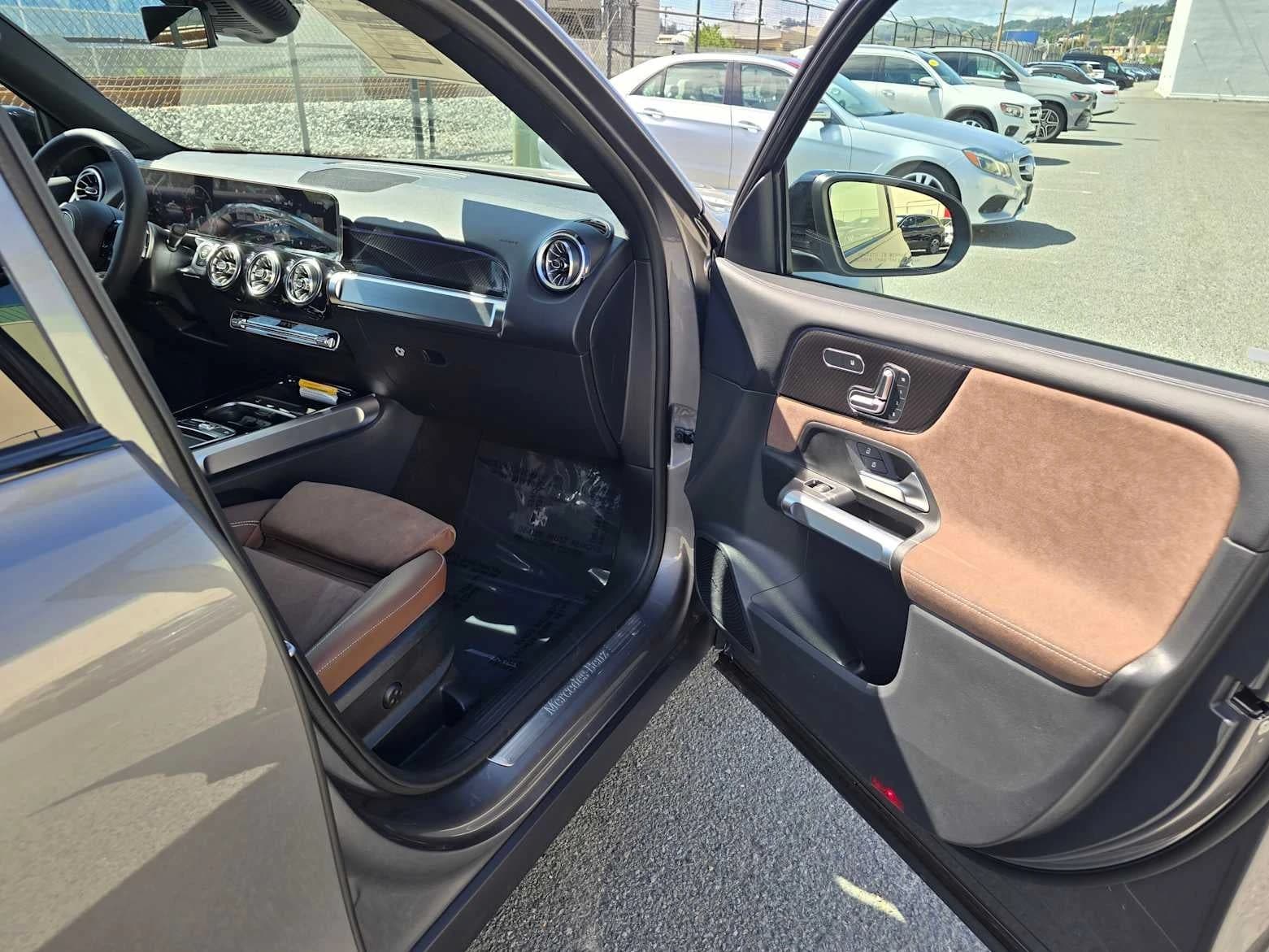 Mercedes-Benz GLB GLB 250 4MATIC SUV 2026 — side view