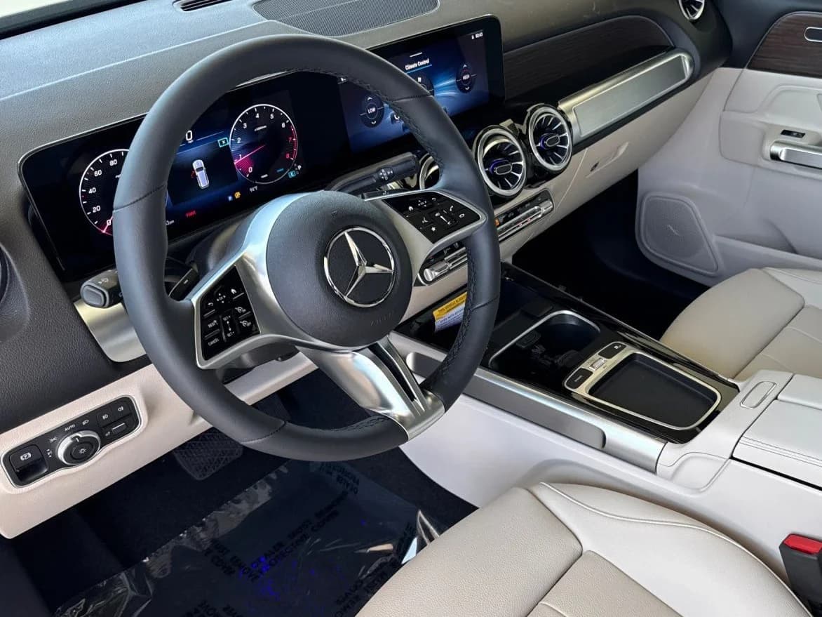 Mercedes-Benz GLB GLB 250 4MATIC SUV 2026 — side view