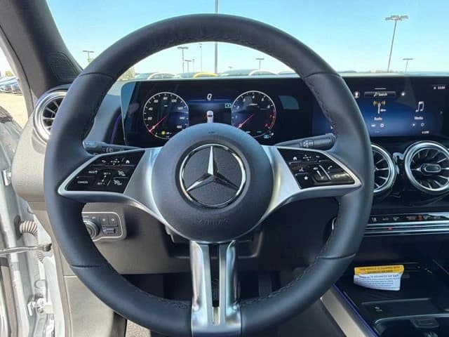 Mercedes-Benz GLB GLB 250 4MATIC SUV 2026 — side view