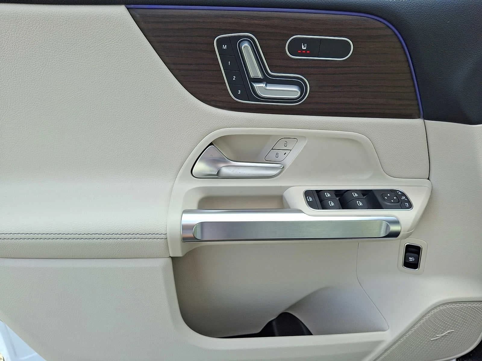 Mercedes-Benz GLB GLB 250 4MATIC SUV 2026 — side view