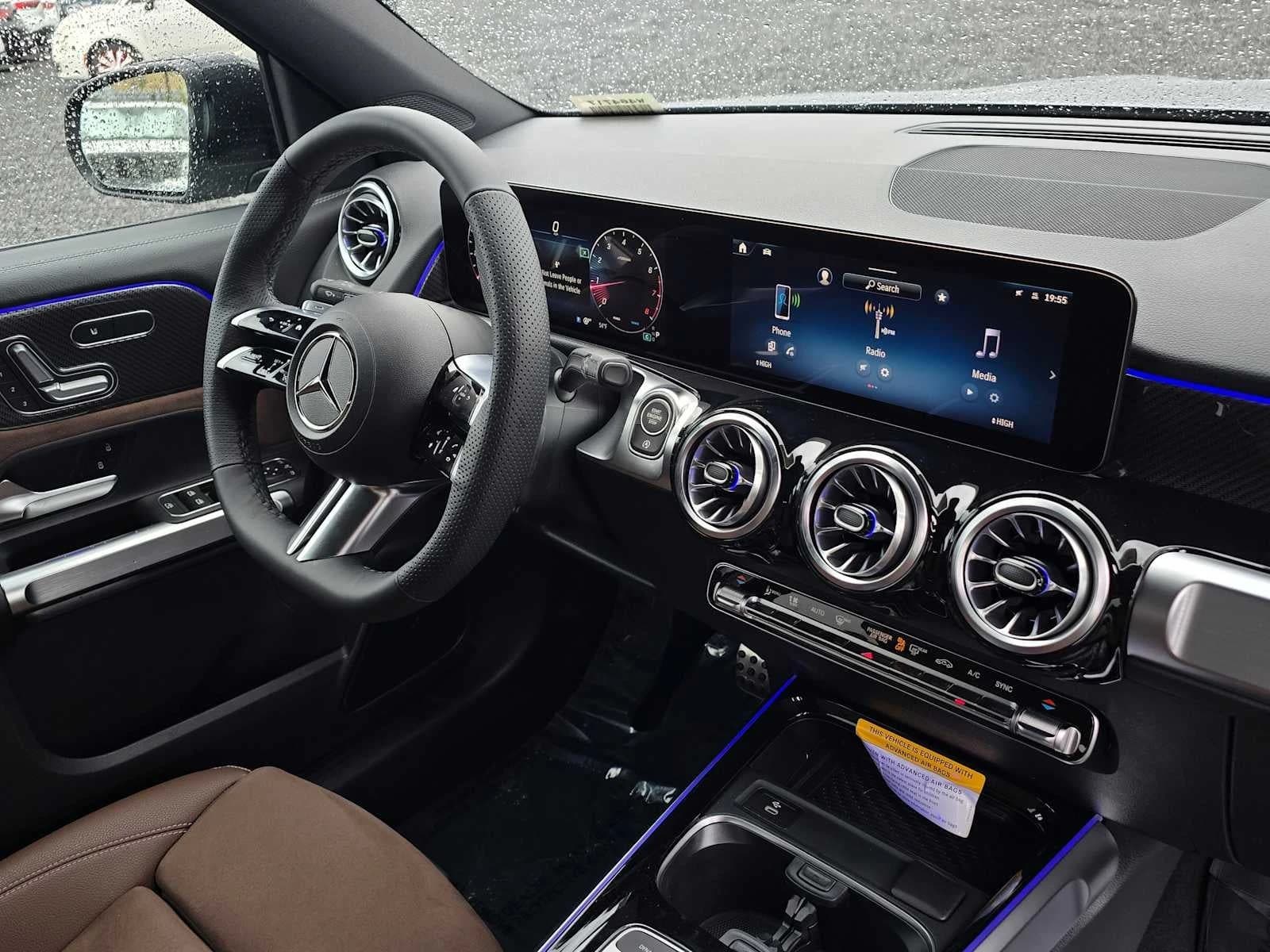 Mercedes-Benz GLB GLB 250 4MATIC SUV 2026 — side view