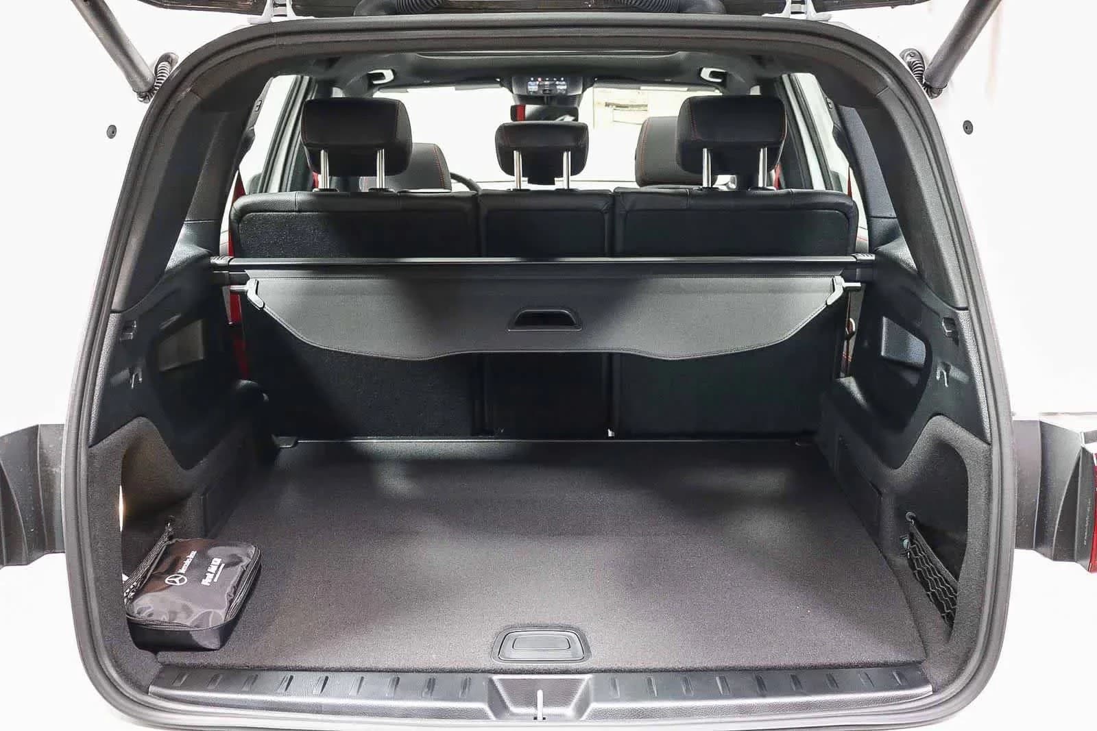 Mercedes-Benz GLB AMG GLB 35 4MATIC SUV 2026 — side view
