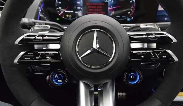 Mercedes-Benz GLB AMG GLB 35 4MATIC SUV 2026 — side view