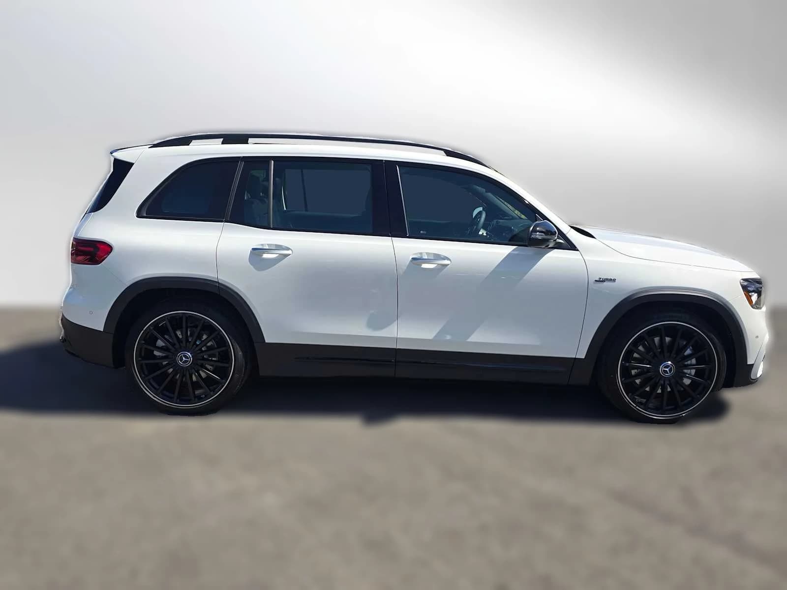 Mercedes-Benz GLB AMG GLB 35 4MATIC SUV 2026 — side view