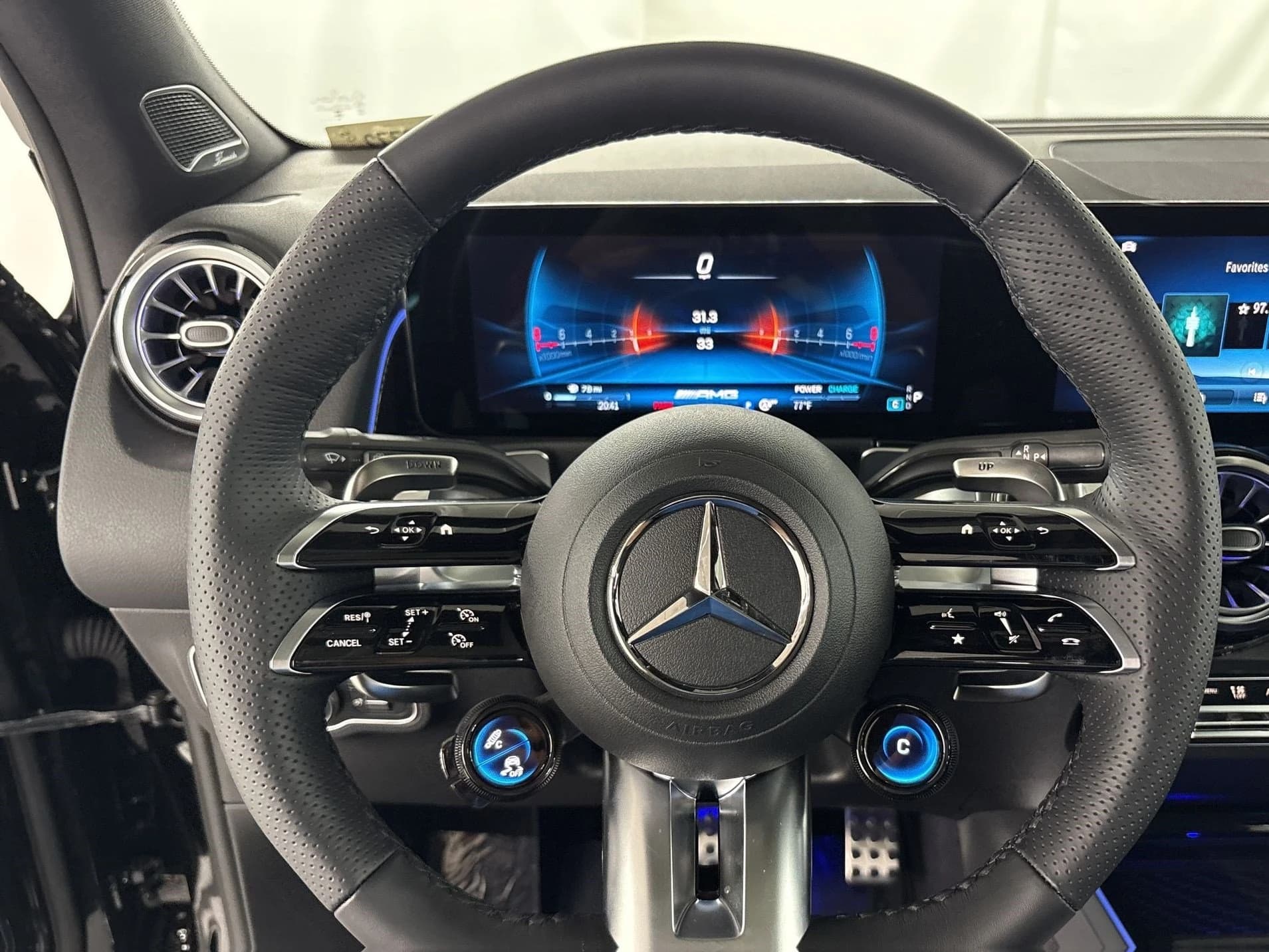 Mercedes-Benz GLB AMG GLB 35 4MATIC SUV 2026 — side view