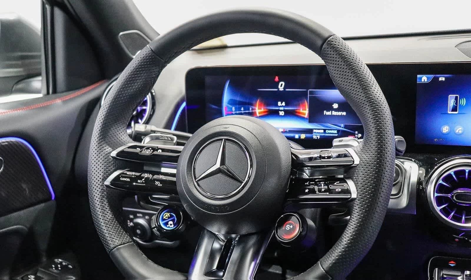 Mercedes-Benz GLB AMG GLB 35 4MATIC SUV 2026 — side view