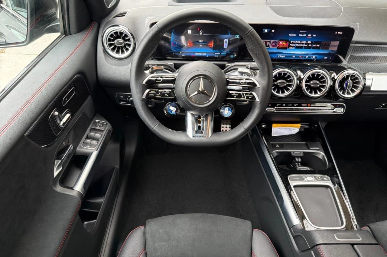 Mercedes-Benz GLB AMG GLB 35 4MATIC SUV 2026 — side view