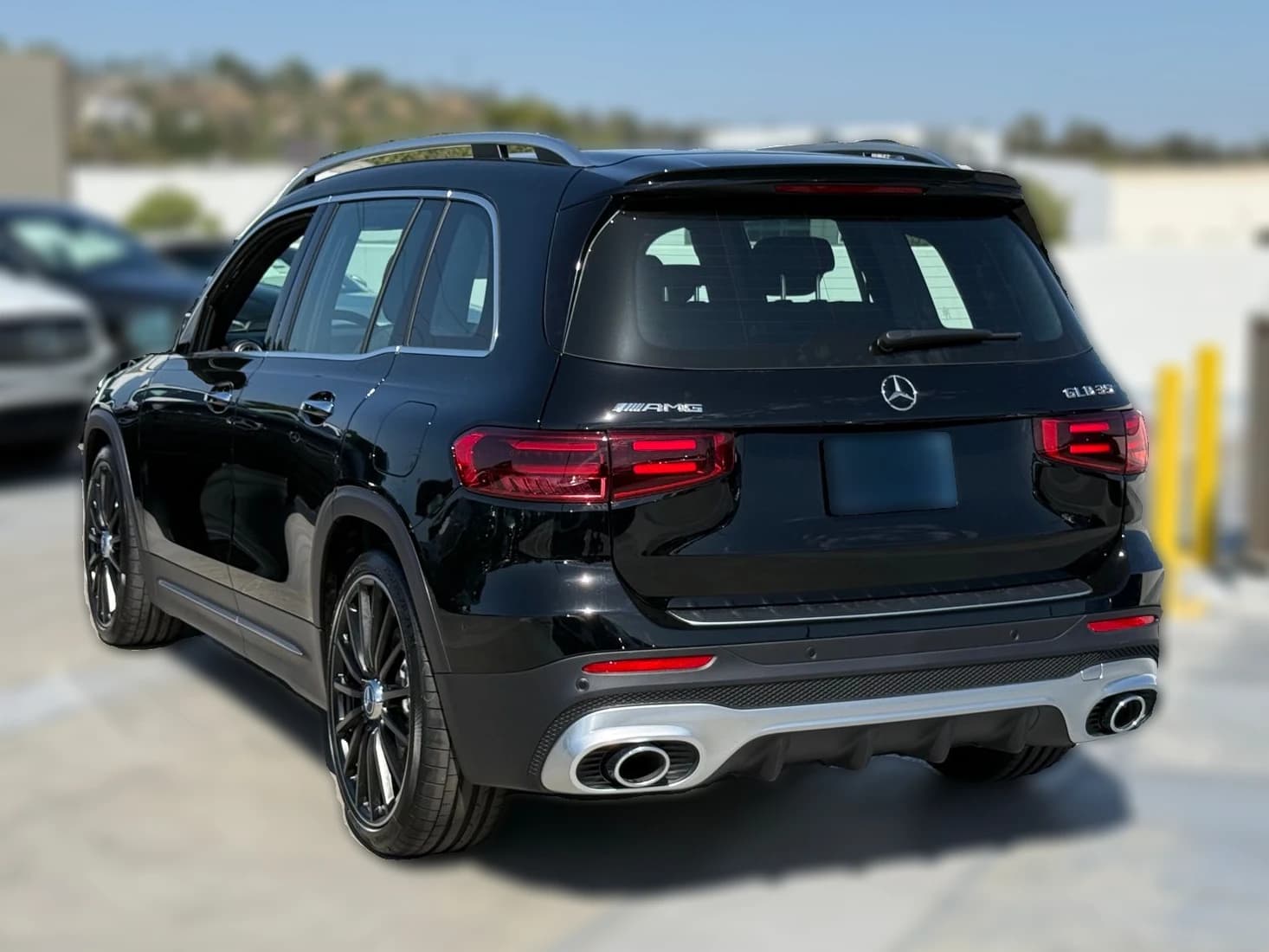 Mercedes-Benz GLB AMG GLB 35 4MATIC SUV 2026 — side view