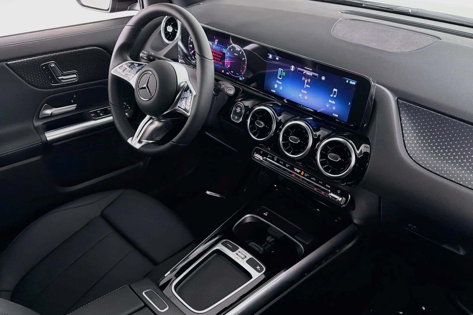 Mercedes-Benz GLA GLA 250 SUV 2026 — side view