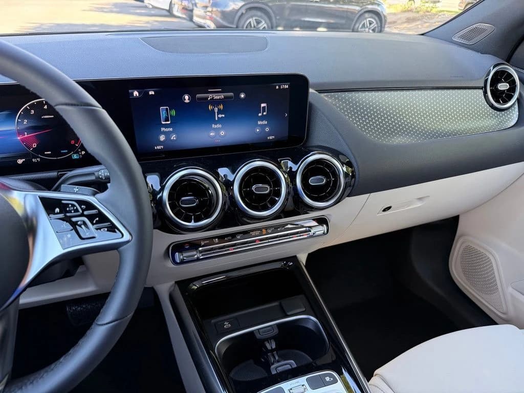 Mercedes-Benz GLA GLA 250 SUV 2026 — side view
