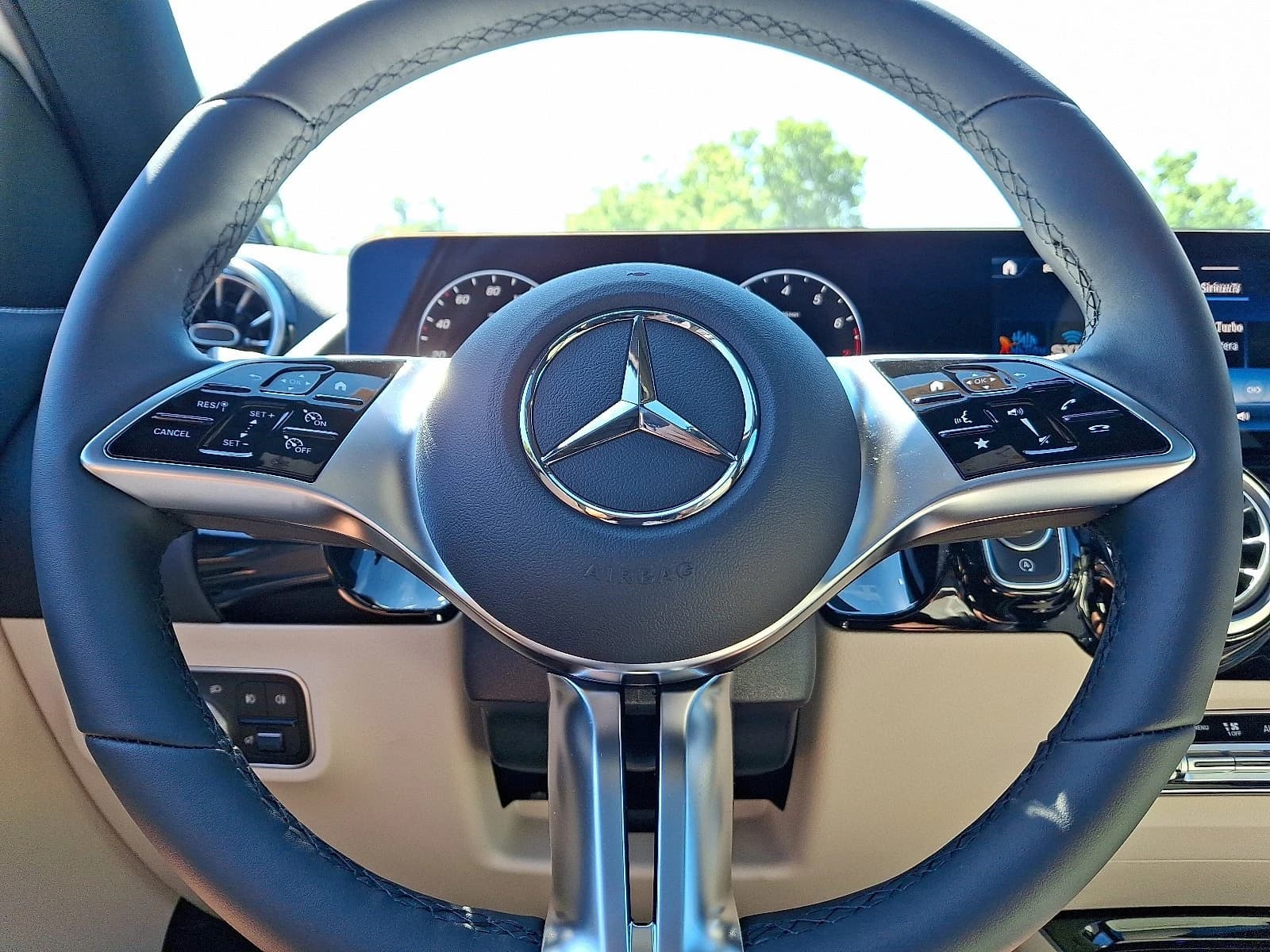Mercedes-Benz GLA GLA 250 4MATIC SUV 2026 — side view