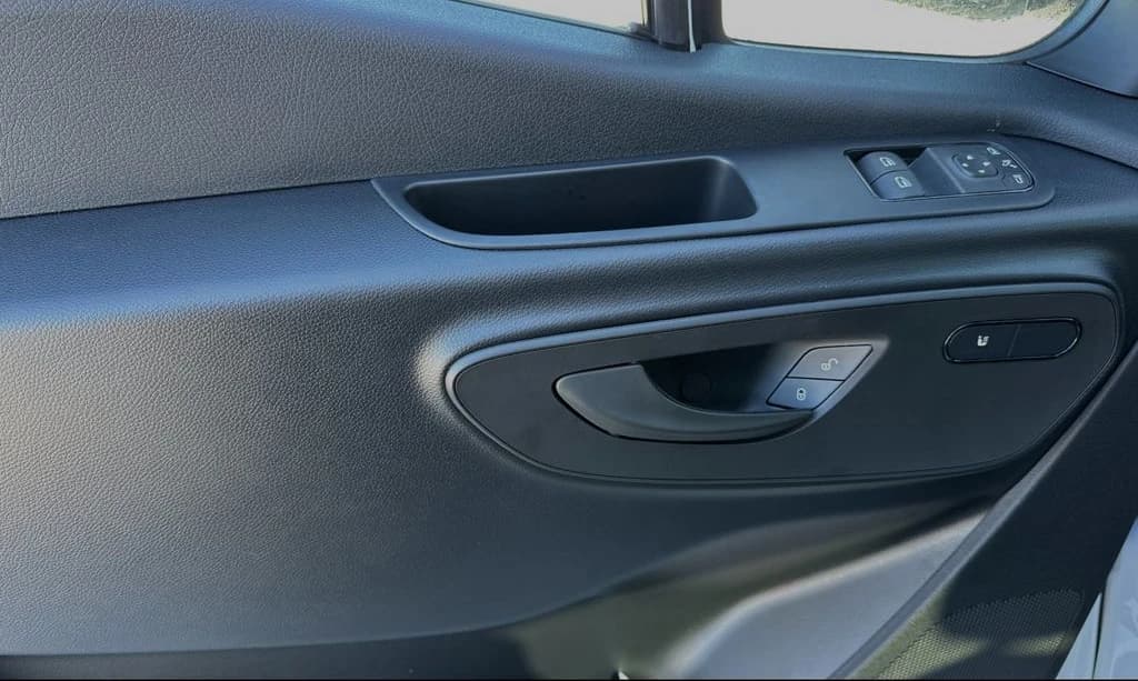 Mercedes-Benz Sprinter Crew Van Standard Roof 4-Cyl Diesel HO 2500 Standard Roof I4 Diesel HO 144" RWD 2025 — side view
