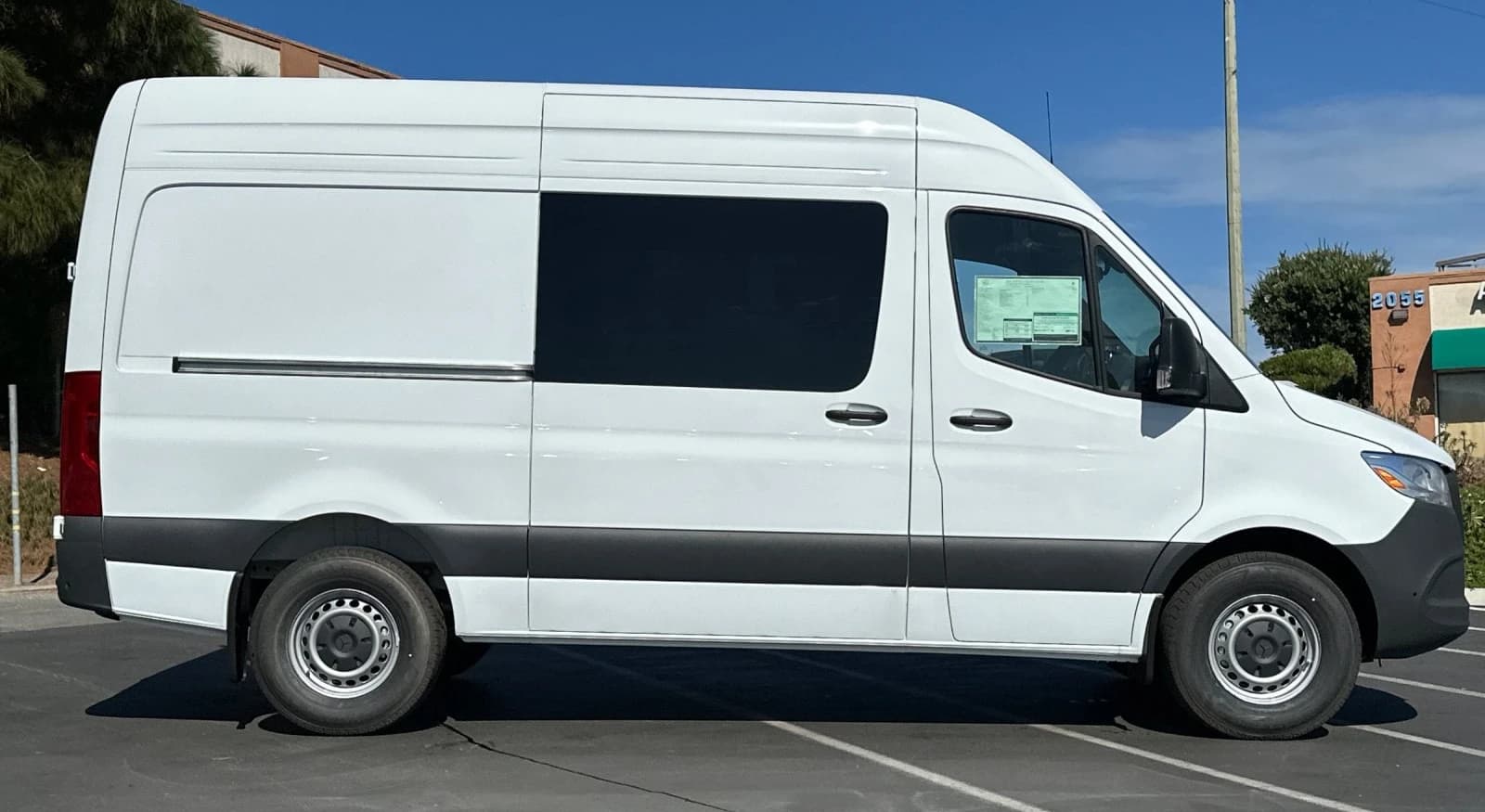 Mercedes-Benz Sprinter Crew Van Standard Roof 4-Cyl Diesel HO 2500 Standard Roof I4 Diesel HO 144" RWD 2025 — side view