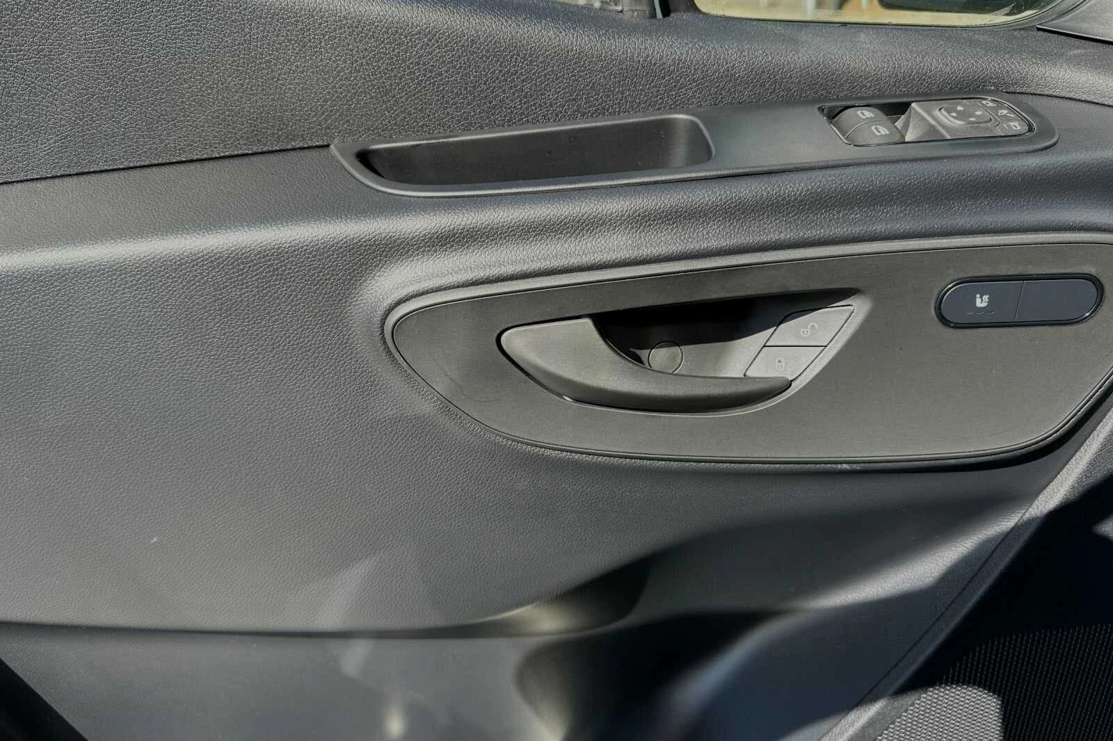 Mercedes-Benz Sprinter Crew Van Standard Roof 4-Cyl Diesel HO 2500 Standard Roof I4 Diesel HO 144" RWD 2025 — side view