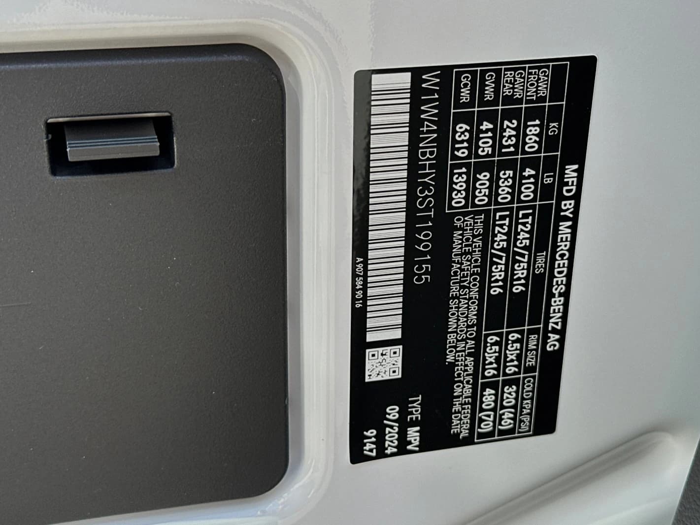 Mercedes-Benz Sprinter Crew Van Standard Roof 4-Cyl Diesel HO 2500 Standard Roof I4 Diesel HO 144" RWD 2025 — side view