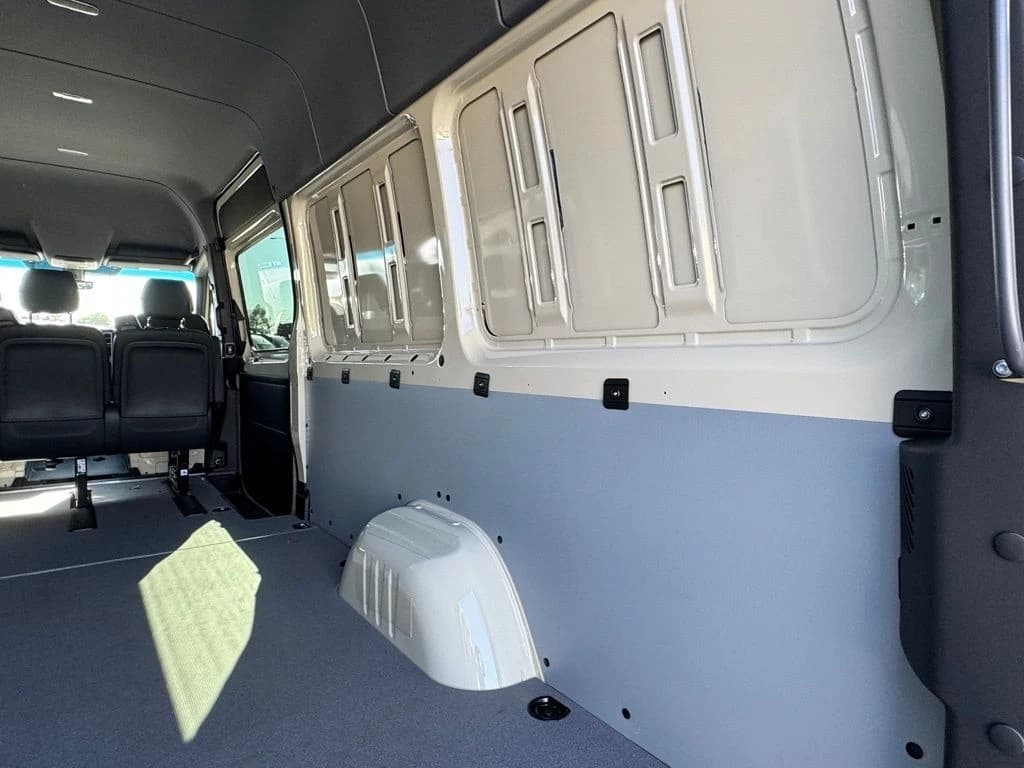 Mercedes-Benz Sprinter Crew Van High Roof 4-Cyl Diesel HO 2500 High Roof I4 Diesel HO 170" RWD 2025 — side view