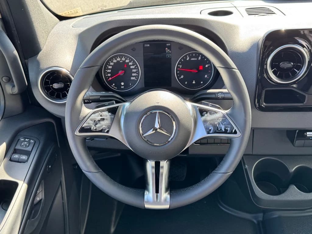 Mercedes-Benz Sprinter Crew Van High Roof 4-Cyl Diesel HO 2500 High Roof I4 Diesel HO 170" RWD 2025 — side view