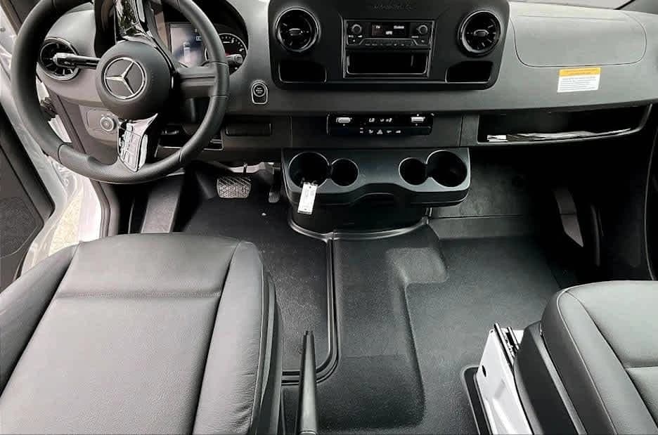 Mercedes-Benz Sprinter Crew Van Standard Roof 4-Cyl Diesel 2500 Standard Roof I4 Diesel 144" RWD 2026 — side view