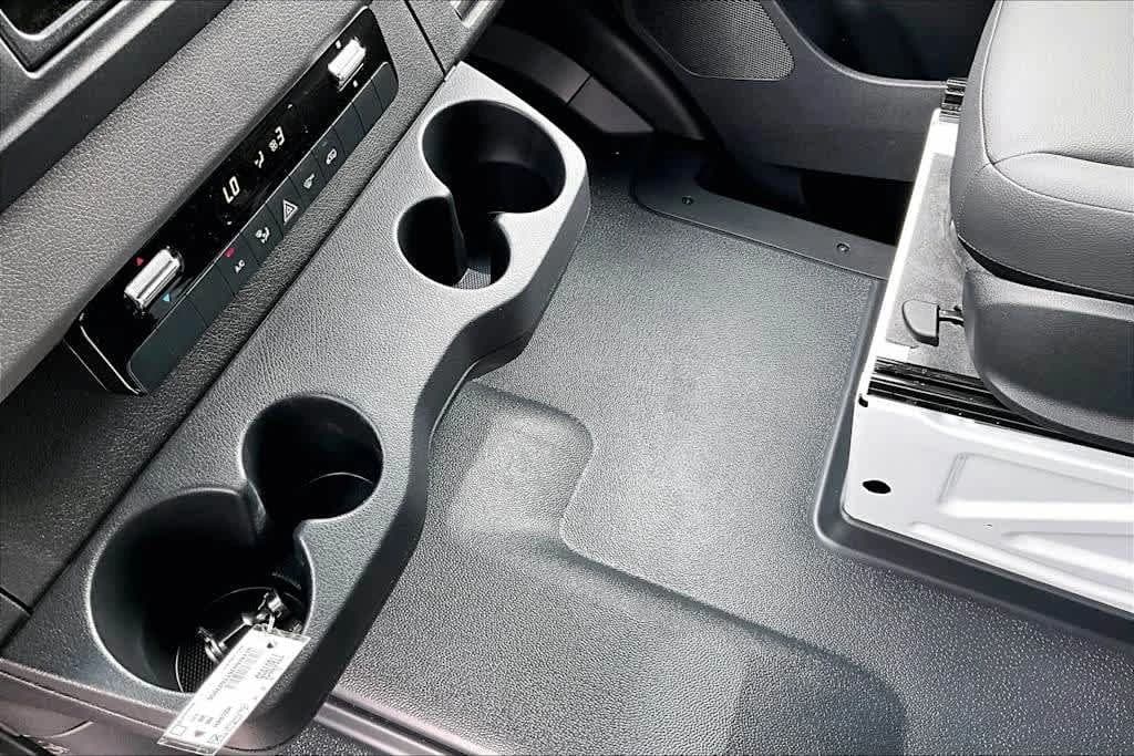 Mercedes-Benz Sprinter Crew Van Standard Roof 4-Cyl Diesel 2500 Standard Roof I4 Diesel 144" RWD 2026 — side view