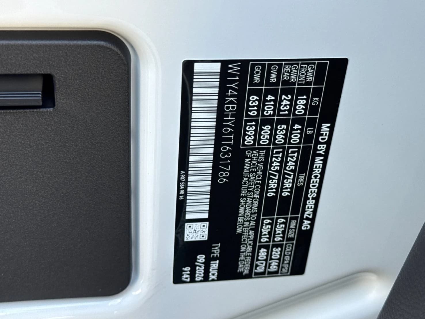Mercedes-Benz Sprinter Cargo Van Standard Roof 4-Cyl Diesel 2500 Standard Roof I4 Diesel 144" RWD 2026 — side view
