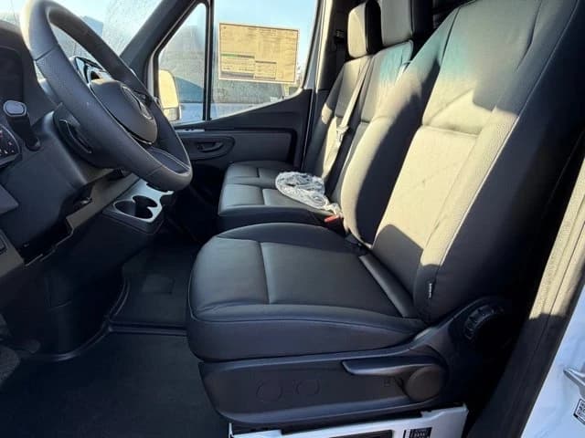 Mercedes-Benz Sprinter Crew Van Standard Roof 4-Cyl Diesel 2500 Standard Roof I4 Diesel 144" RWD 2026 — side view