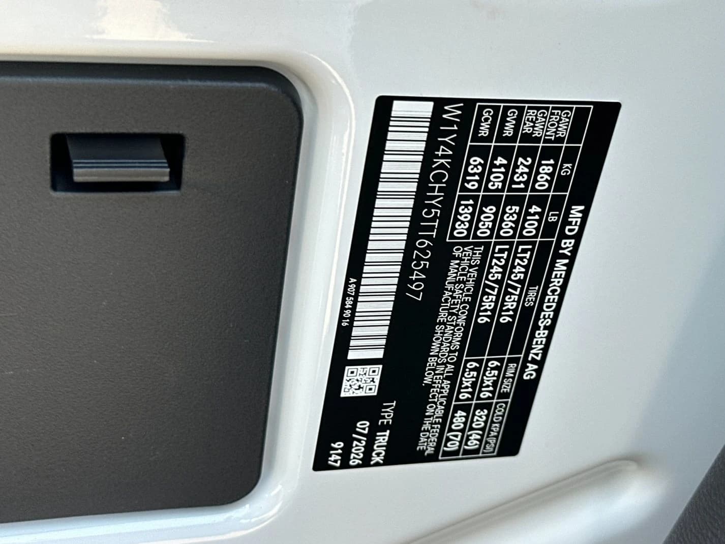 Mercedes-Benz Sprinter Cargo Van High Roof 4-Cyl Diesel 2500 High Roof I4 Diesel 170" RWD 2026 — side view