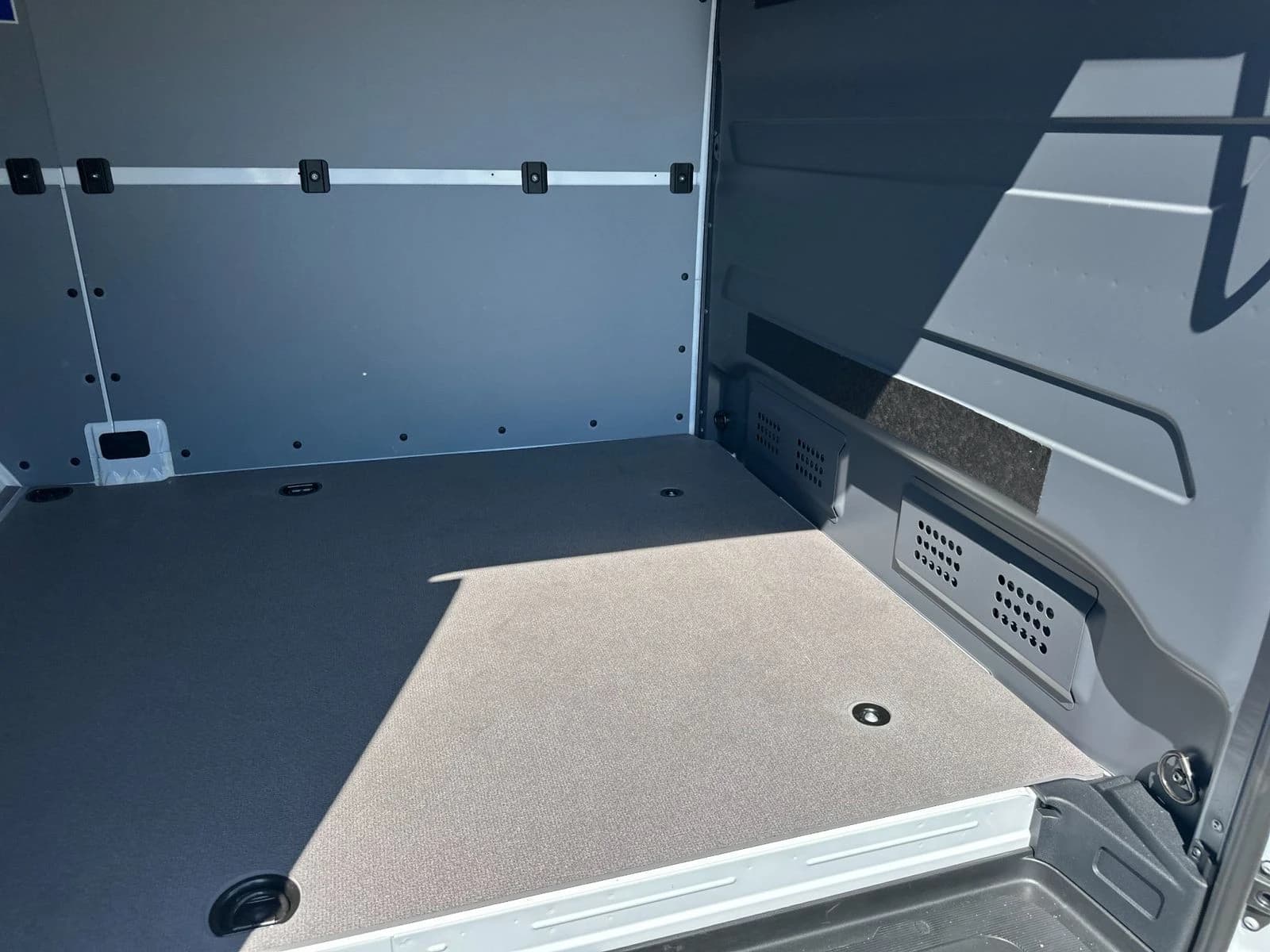 Mercedes-Benz Sprinter Crew Van Standard Roof 4-Cyl Diesel HO 2500 Standard Roof I4 Diesel HO 144" RWD 2026 — side view