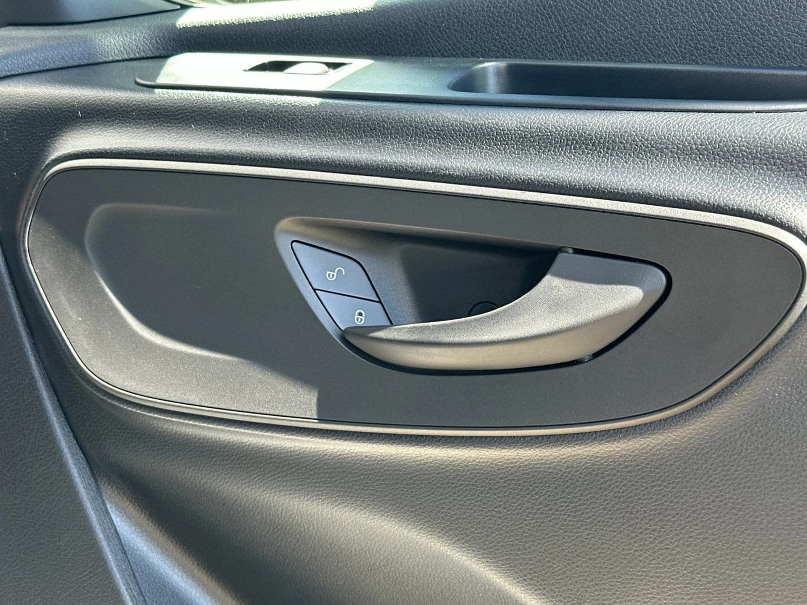 Mercedes-Benz Sprinter Crew Van Standard Roof 4-Cyl Diesel HO 2500 Standard Roof I4 Diesel HO 144" RWD 2026 — side view