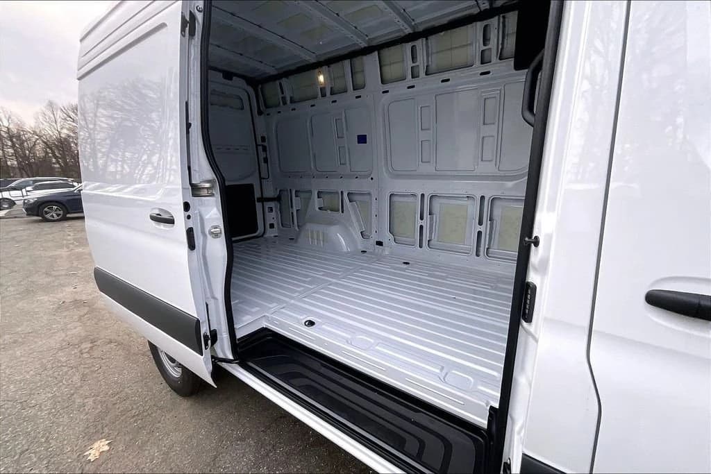 Mercedes-Benz Sprinter Crew Van Standard Roof 4-Cyl Diesel HO 2500 Standard Roof I4 Diesel HO 144" AWD 2026 — side view