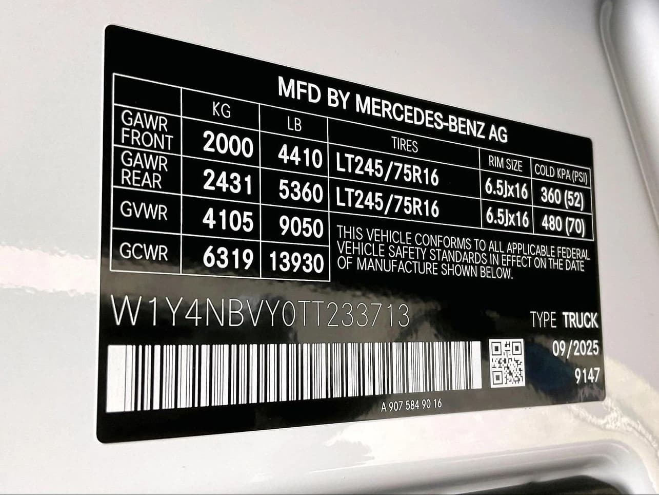Mercedes-Benz Sprinter Crew Van Standard Roof 4-Cyl Diesel HO 2500 Standard Roof I4 Diesel HO 144" AWD 2026 — side view
