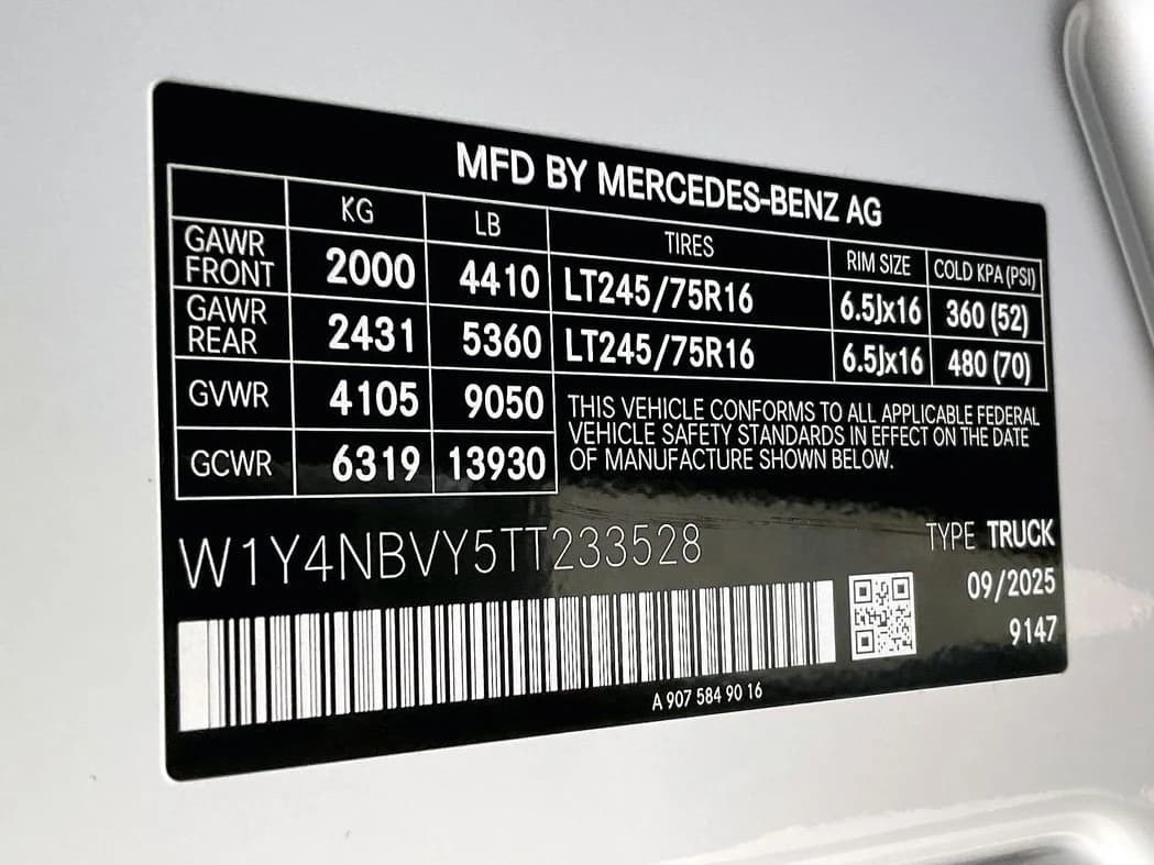Mercedes-Benz Sprinter Crew Van Standard Roof 4-Cyl Diesel HO 2500 Standard Roof I4 Diesel HO 144" AWD 2026 — side view