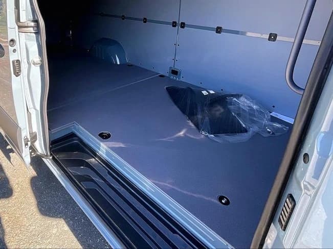 Mercedes-Benz Sprinter Crew Van High Roof 4-Cyl Diesel HO 2500 High Roof I4 Diesel HO 170" RWD 2026 — side view